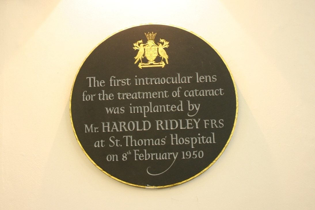 First intraocular lens for cataract memorial tablet, St Thomas', London.JPG